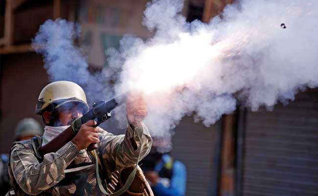 कश्मीर में शोपियां जिले के पास सुरक्षाबलों और प्रदर्शनकारियों के बीच झड़प