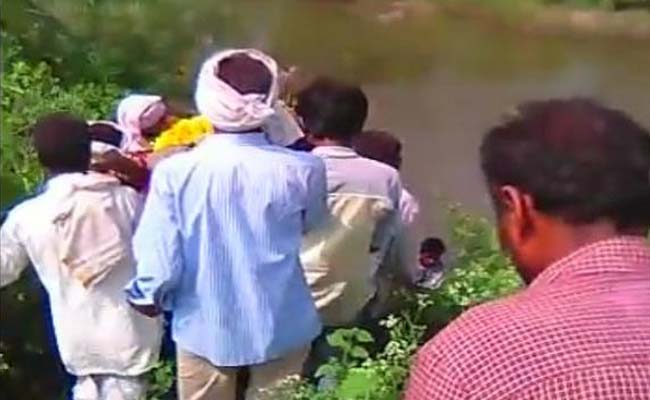 मध्य प्रदेश के खंडवा में दबंगों ने दलित महिला की शवयात्रा रोकी, पुलिस सुरक्षा में हुआ अंतिम संस्कार