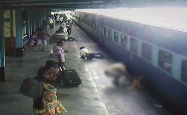 कैमरे में कैद : चलती ट्रेन से उतरने की कोशिश में बाल-बाल बची युवती की जान