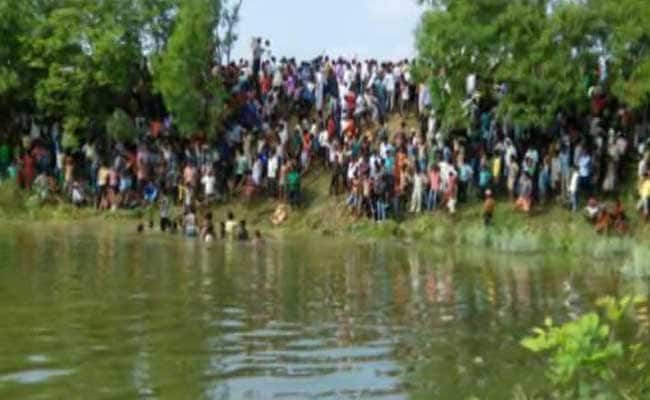 बिहार के मधुबनी में यात्रियों से भरी बस तालाब में गिरी, 30 से अधिक शव बरामद