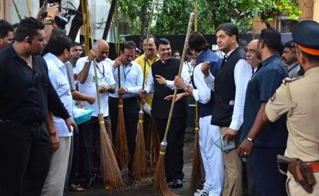 जब महा क्लीनेथॉन के लिए देवेंद्र फडणवीस और अमिताभ बच्चन ने झाड़ू उठाई