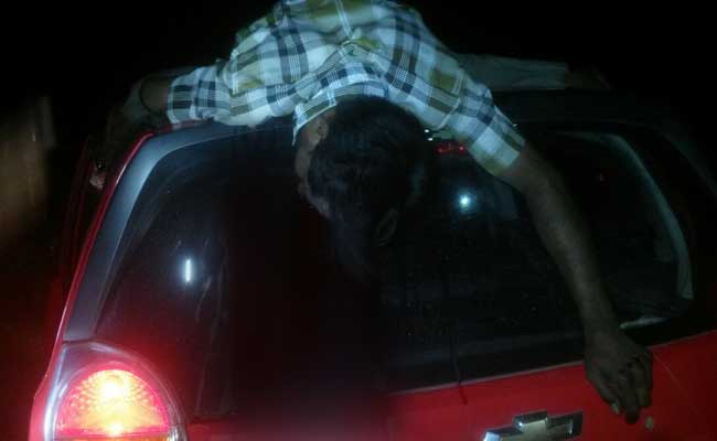 तेलंगाना के महबूबनगर में कार ने आदमी को मारी टक्कर और 3 किलोमीटर तक छत पर पड़ा रहा शव