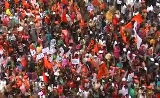 पुणे में मराठा समाज के मूक मोर्चे में जुटे लाखों लोग