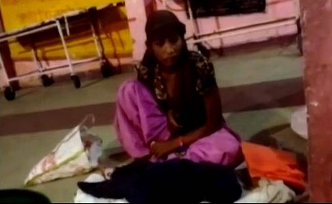 मेरठ : नहीं मिली एम्बुलेंस, सारी रात बेटी की लाश गोद में लिए अस्पताल के बाहर बैठी रही महिला