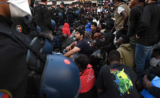 Paris Police Dismantle Camp Housing 1,500 Migrants
