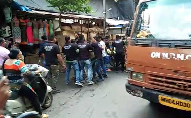 मुंबई : अतिक्रमण हटाने के नाम पर दादागिरी कर रहे बांउसरों का वीडियो हो रहा वायरल