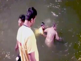 मुंबई : भीड़ को नियंत्रित कर रहे सब इंस्पेक्टर को युवकों ने तालाब में डुबाने की कोशिश की मुंबई : भीड़ को नियंत्रित कर रहे सब इंस्पेक्टर को युवकों ने तालाब में डुबाने की कोशिश की