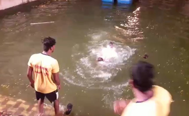 In Video, Cop's Head Held Under Water By Attacker At Ganesh Festival