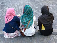 तीन तलाक : महिला अधिकार कार्यकर्ताओं ने सरकार के रुख को सराहा, मुस्लिम संगठनों ने सवाल किए