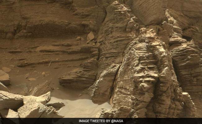 Mar's Curiosity Discovers Spectacular Layered Rock Formations