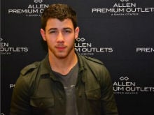 Nick Jonas Holidays With a Venezuelan Model in Hawaii