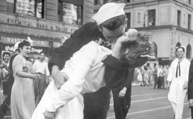 Nurse Kissing A Sailor In Iconic World War II Photo Dies At 92