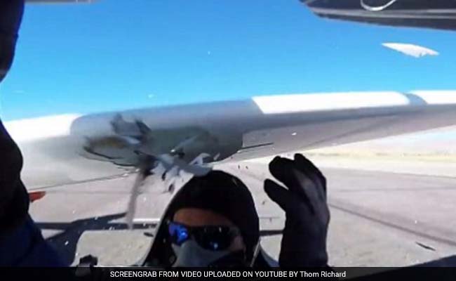 वायरल वीडियो : पायलट ने रनवे पर रोका विमान, पीछे से आ टकराया दूसरा प्लेन