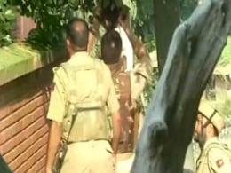 जम्मू कश्मीर: पुंछ में आतंकियों के साथ मुठभेड़ में एक पुलिसकर्मी शहीद जम्मू कश्मीर: पुंछ में आतंकियों के साथ मुठभेड़ में एक पुलिसकर्मी शहीद