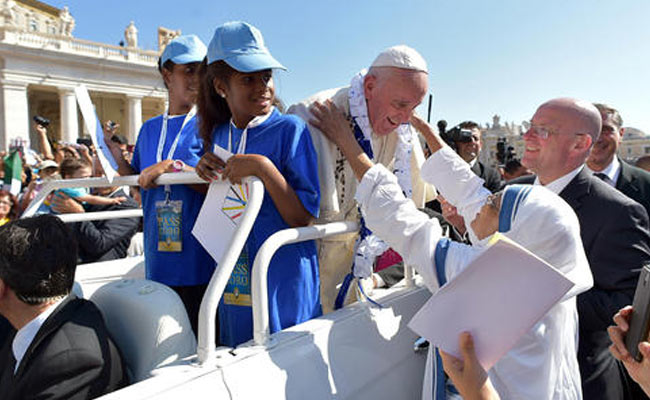 Pope Hails Volunteers On Eve Of Mother Teresa Sainthood