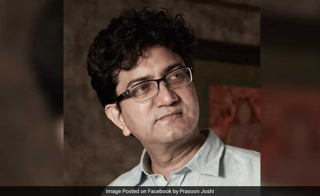 गीतकार प्रसून जोशी ने कहा, 'मुझे अच्छे नहीं लगते अटपटे बोल वाले गाने'