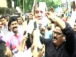 महाराष्ट्र नवनिर्माण सेना ने करण जौहर के खिलाफ किया विरोध प्रदर्शन, पाकिस्तान विरोधी नारे लगाए महाराष्ट्र नवनिर्माण सेना ने करण जौहर के खिलाफ किया विरोध प्रदर्शन, पाकिस्तान विरोधी नारे लगाए