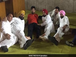 32 Congress MLAs Stage Protest In Punjab Assembly, Government Cuts Power Supply 32 Congress MLAs Stage Protest In Punjab Assembly, Government Cuts Power Supply