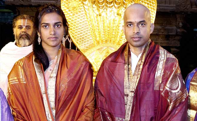 P V Sindhu, P Gopichand Visit Tirupati Shrine