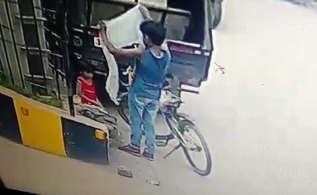 5 वर्षीय गुमशुदा बच्‍ची घर लौटी, आरोपी सौतेले भाई ने कहा, 'बस उसके साथ खेलना चाहता था'