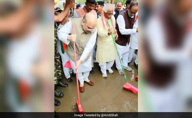 Amit Shah Takes Part In 'Swachh Drive' To Mark PM Modi's Birthday