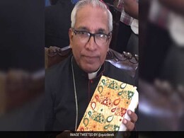 Mamata Banerjee Gifts Bible Bound In Baluchari Silk To Pope Francis Mamata Banerjee Gifts Bible Bound In Baluchari Silk To Pope Francis