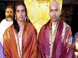 कोच गोपीचंद के साथ तिरुपति मंदिर पहुंचीं सिंधु, मन्नत पूरी होने पर गोपी ने सिर मुंडवाया.. कोच गोपीचंद के साथ तिरुपति मंदिर पहुंचीं सिंधु, मन्नत पूरी होने पर गोपी ने सिर मुंडवाया..