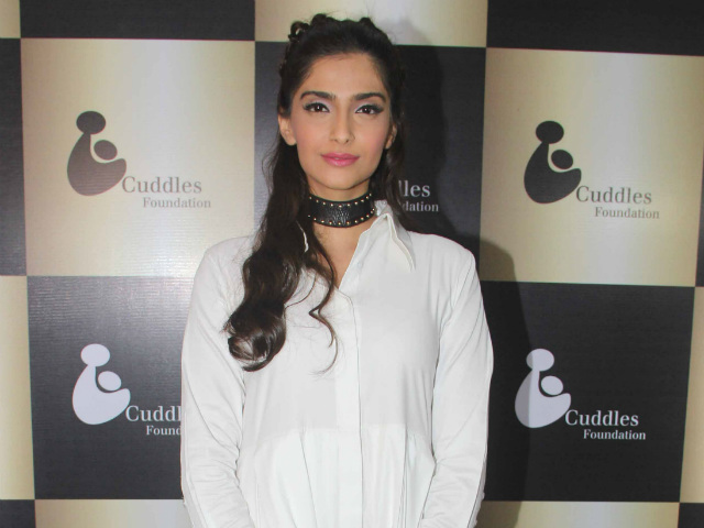 Sonam Takes First Step to Hollywood. Signs on With Top US Talent Agency