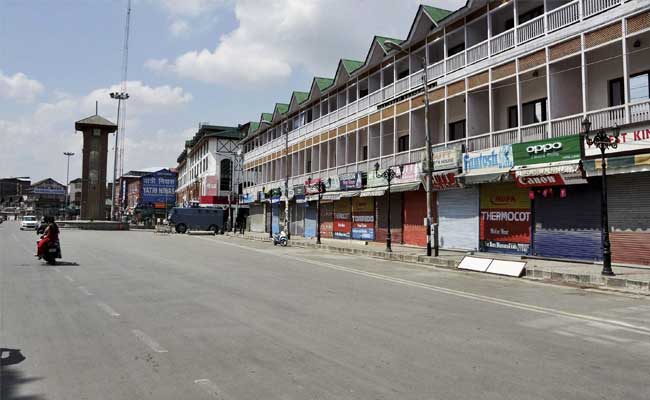 कश्मीर के सभी भागों से रविवार को कर्फ्यू हटाया गया, दुकानें खुलीं