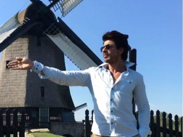 What Shah Rukh Khan is Upto in New <I>Chaiyya Chaiyya</i> Video