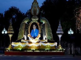 Gripped By Grief, Thais Mourn Death Of Beloved Monarch Gripped By Grief, Thais Mourn Death Of Beloved Monarch
