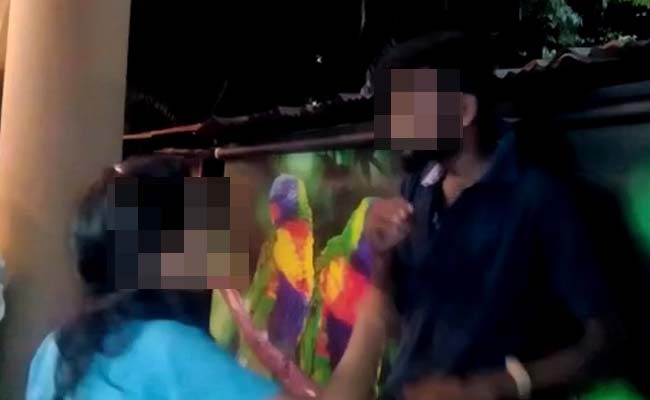 व्हॉट्सऐप वीडियो : एनसीपी विधायक ने अपनी देखरेख में लड़की से पिटवाया कथित छेड़ने वाले लड़के को