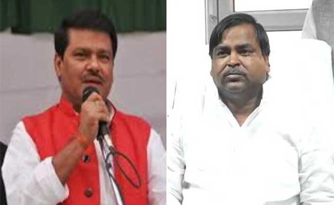 यूपी में दो मंत्री राजकिशोर और गायत्री प्रसाद प्रजापति बर्खास्त, दोनों पर भ्रष्टाचार के आरोप