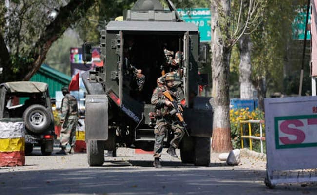जम्मू कश्मीर के पुलवामा में सेना के काफिले पर आतंकी हमला, IED का किया गया इस्तेमाल