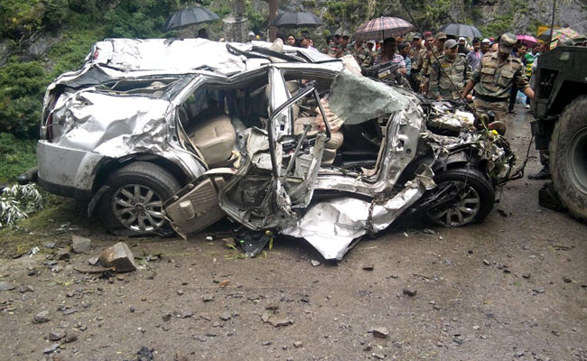 उत्तराखंड : सड़क पर चट्टान टूटने से सेना के कर्नल और उनकी पत्‍नी की मौत