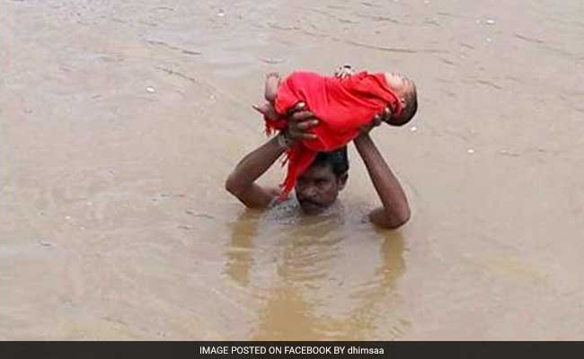 गर्दन तक भरा था पानी, एक पिता ने बीमार बेटी को 'बाहुबली' के अंदाज में ऊपर उठाकर किया पार