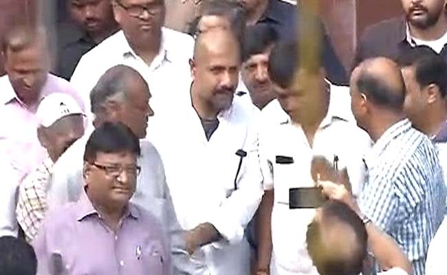 Vishal Dadlani Meets Jain Monk Tarun Sagar To Apologise, Says 'We Are Friends Now'