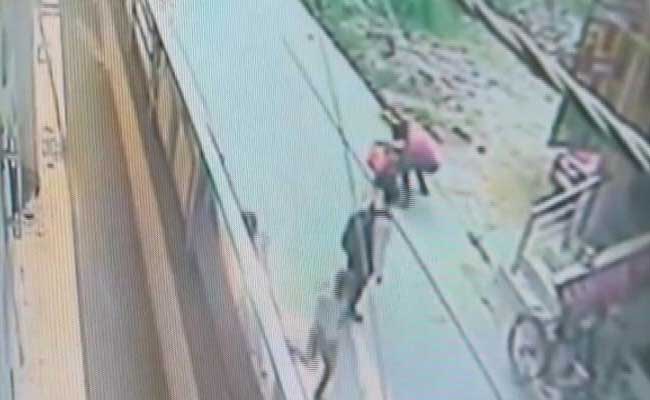 दिल्ली में दिनदहाड़े युवक ने युवती को चाकू से बार-बार गोदा, सीसीटीवी में कैद हुई घटना