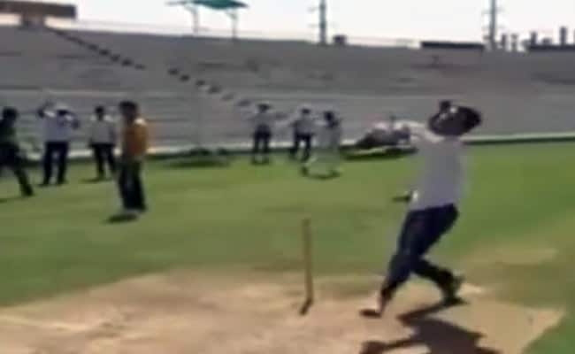 दोनों हाथ से अच्छी खासी गति से तेज गेंदबाजी करता है पाकिस्‍तान का युवा यासिर जान, देखें वीडियो