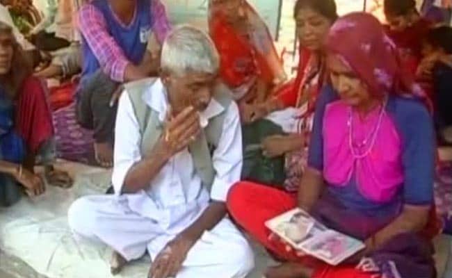 गांधीनगर : अनशन पर बैठी एक दलित मां मांग रही इंसाफ, फौजी बेटे की हुई थी हत्‍या