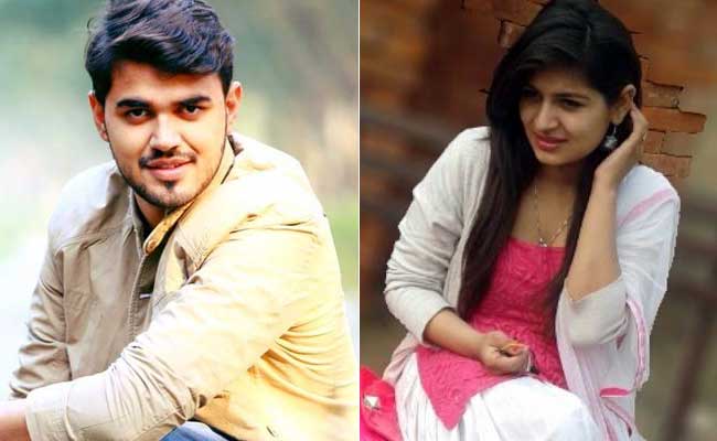 'बाइक को बचाने की कोशिश में' कार डिवाइडर से टकराई, पलटी, खंभा गिरा; दो लोगों की मौत