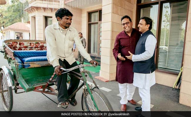 पेटीएम प्रमुख को लेकर सीएम आवास पहुंचे रिक्शा चालक को अखिलेश यादव ने दिए ढेरों दिवाली गिफ्ट