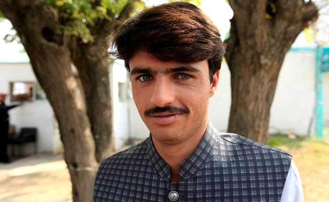 Pakistan's Newest Celebrity, A Handsome Tea Vendor, Rejects Film Talk