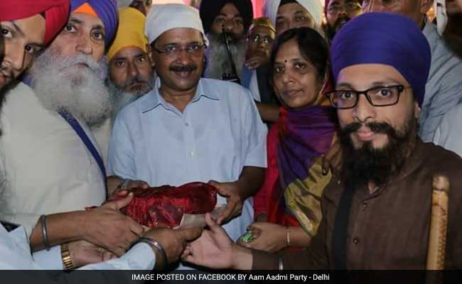 Arvind Kejriwal Visits Gurdwara At Midnight Without Security In Delhi