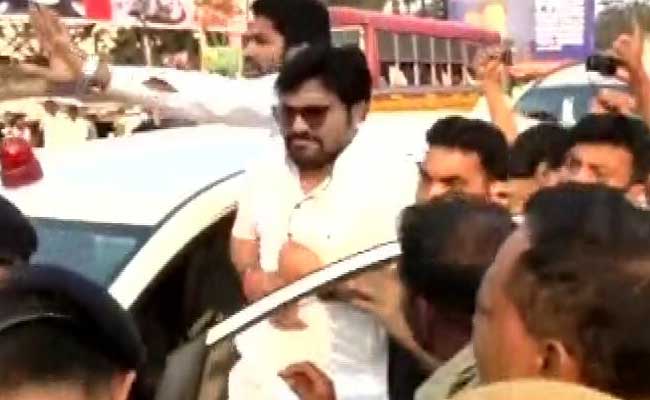 केंद्रीय मंत्री बाबुल सुप्रियो के काफिले पर हमला, टीएमसी कार्यकर्ताओं पर लगाया ईंट मारने का आरोप