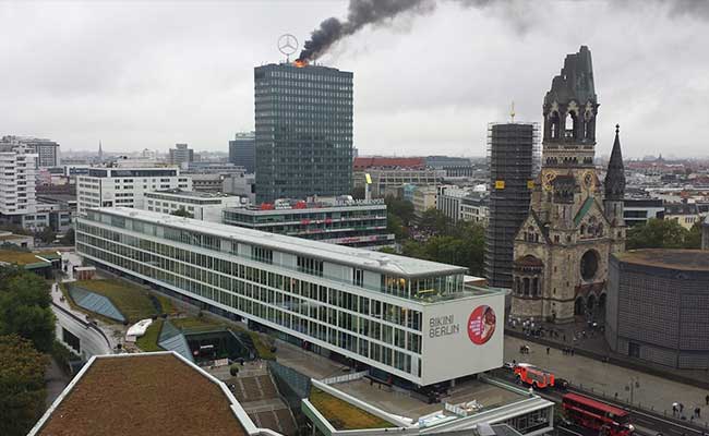 Fire Breaks Out On Roof Of Shopping Mall Complex In Berlin