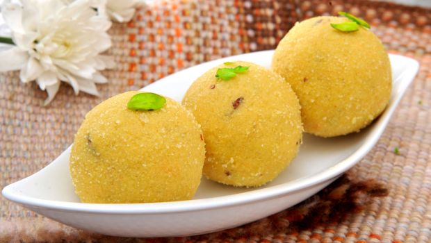 Homemade Besan Laddu: घर में झटपट ऐसे बनाएं बेसन के स्वादिष्ट लड्डू