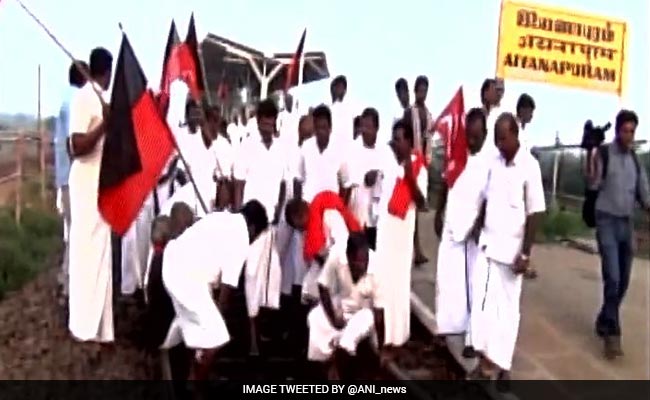 कावेरी विवाद : समूचे तमिलनाडु में विपक्षी दलों ने किया 'रेल रोको' प्रदर्शन