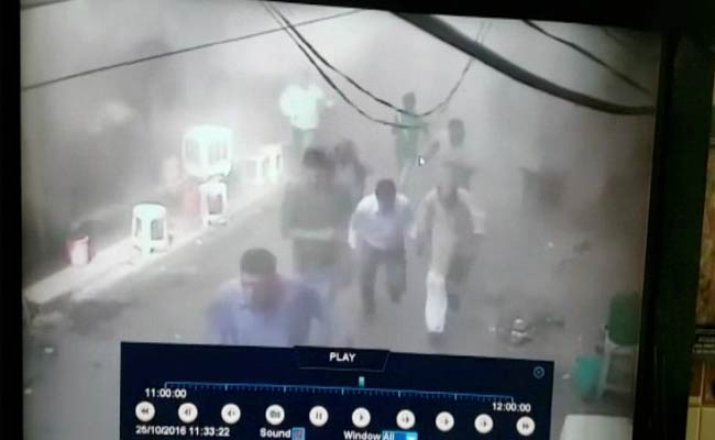 CCTV में कैद हुआ नया बाजार का धमाका, चारों तरफ मची अफरातफरी, एक की मौत, कई घायल