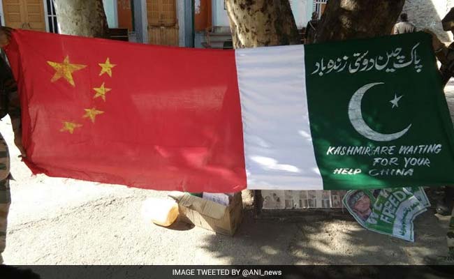 कश्मीर में तनाव कतई नई बात नहीं, लेकिन अब जुड़ी नई चिंता - मिले चीन के झंडे